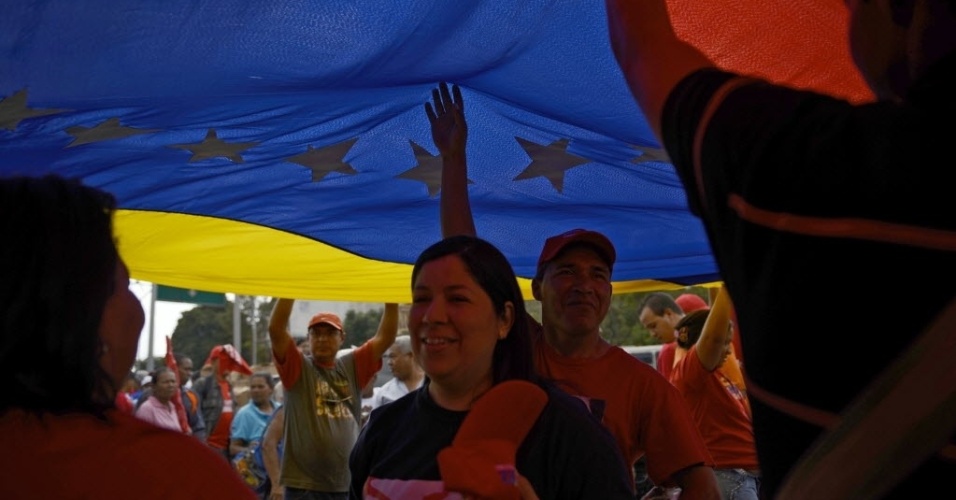 23.jan.2013 - Apoiadores do presidente da Venezuela, Hugo Chávez, participam de ato em celebração aos 55 anos do fim do período de ditadura no país. Os chavistas também aproveitam a ocasião para prestar homenagem à Chávez, que se recupera de uma cirurgia contra um câncer, em Cuba