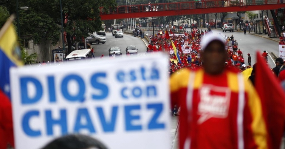 23.jan.2013 - Apoiadores do presidente venezuelano, Hugo Chávez, realizam uma marcha em Caracas, na Venezuela, para celebrar 55 anos de democracia no país, com a queda da ditadura de Marcos Pérez Jiménez (1952-1958), e homenagear o líder da Revolução Bolivariana, que se recupera de uma operação contra um câncer realizada em Cuba há um mês e meio