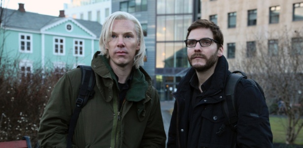 Benedict Cumberbatch como Julian Assange (esquerda) com Daniel Bruhl como Daniel Domscheit-Berg são vistos durante as filmagens do drama WikiLeaks, "The Fifth Estate", pela empresa de cinema, em Reykjavik, Islândia - AP / Frank Connor / DreamWorks