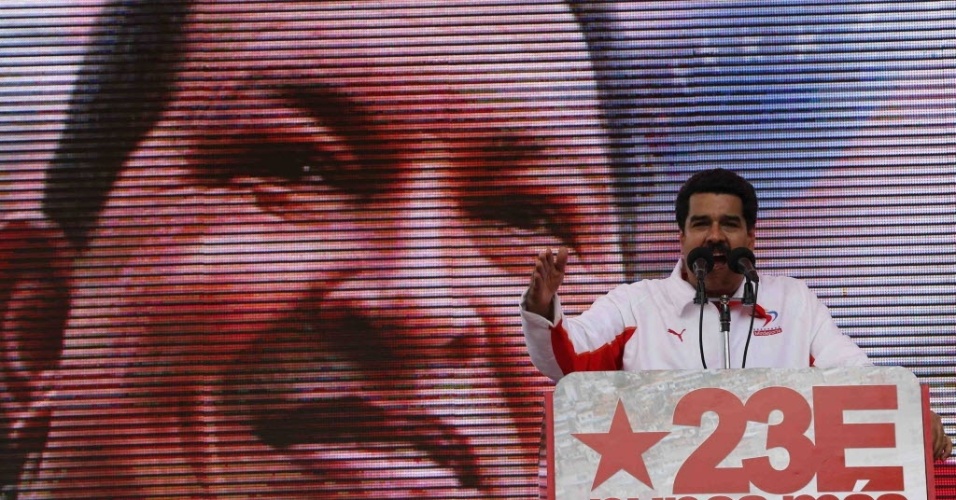 23.jan.2013 - Com imagem do presidente da Venezuela ao fundo, Nicolás Maduro, vice-presidente do país, discursa em Caracas (Venezuela), no 55° aniversário do fim da ditadura militar na nação venezuelana. Os chavistas também fizeram homenagens a Chávez, que está em Cuba se recuperando de uma cirurgia contra um câncer