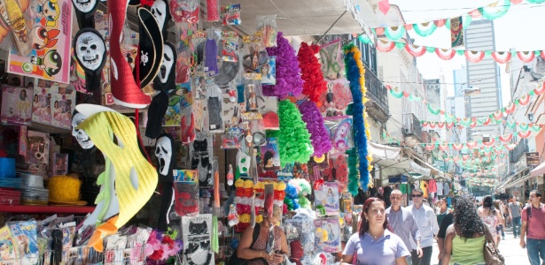 Fantasias de carnaval são vendidas no Saara, área de comércio popular no centro do Rio, nesta época do ano - Erbs Jr./Frame/Estadão Conteúdo
