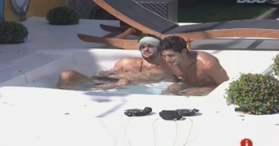 23.jan.2013 - Marcello e André passam a tarde na banheira de hidromassagem da casa
