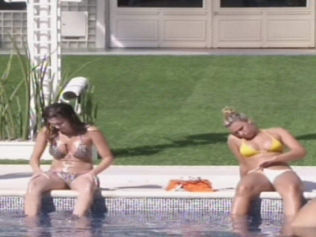 23.jan.2013 - Na beira da piscina, Kamilla e Marien se bronzeiam
