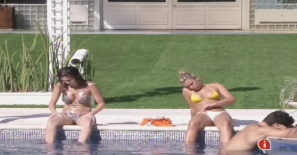 23.jan.2013 - Na beira da piscina, Kamilla e Marien se bronzeiam