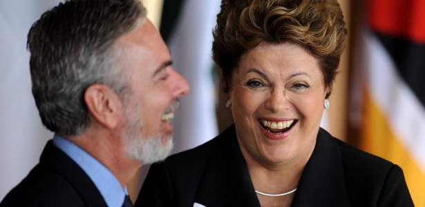 A presidente brasileira, Dilma Rousseff, ri ao lado do ministro de Relações Exteriores, Antônio Patriota, durante o recebimento das credenciais de 16 embaixadores e embaixadoras estrangeiros que representarão seus países no Brasil, em cerimônia no Palácio Itamaraty, em Brasília - Pedro Ladeira/AFP