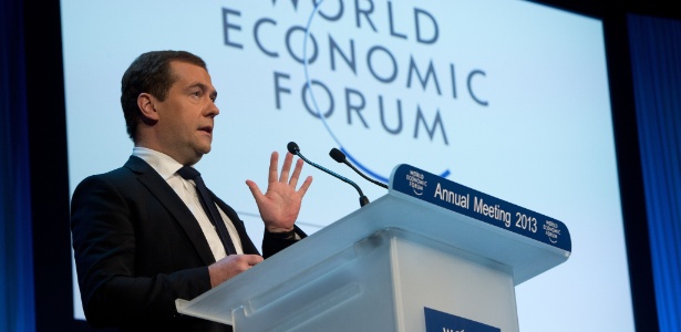 23.jan.2013- O primeiro-ministro russo Dmitry Medvedev discursa no Fórum Econômico Mundial, em Davos, na Suíça. Um documento sobre corrupção, que será apresentado no Fórum, afirma que "a Rússia se caracteriza por um nível de corrupção muito mais alto do que outros países com nível similar de desenvolvimento" - Johannes Eisele/AFP