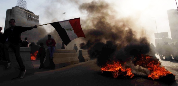 Torcedores do Al Ahly queimam pneus e param o trânsito no Cairo em protesto - AFP