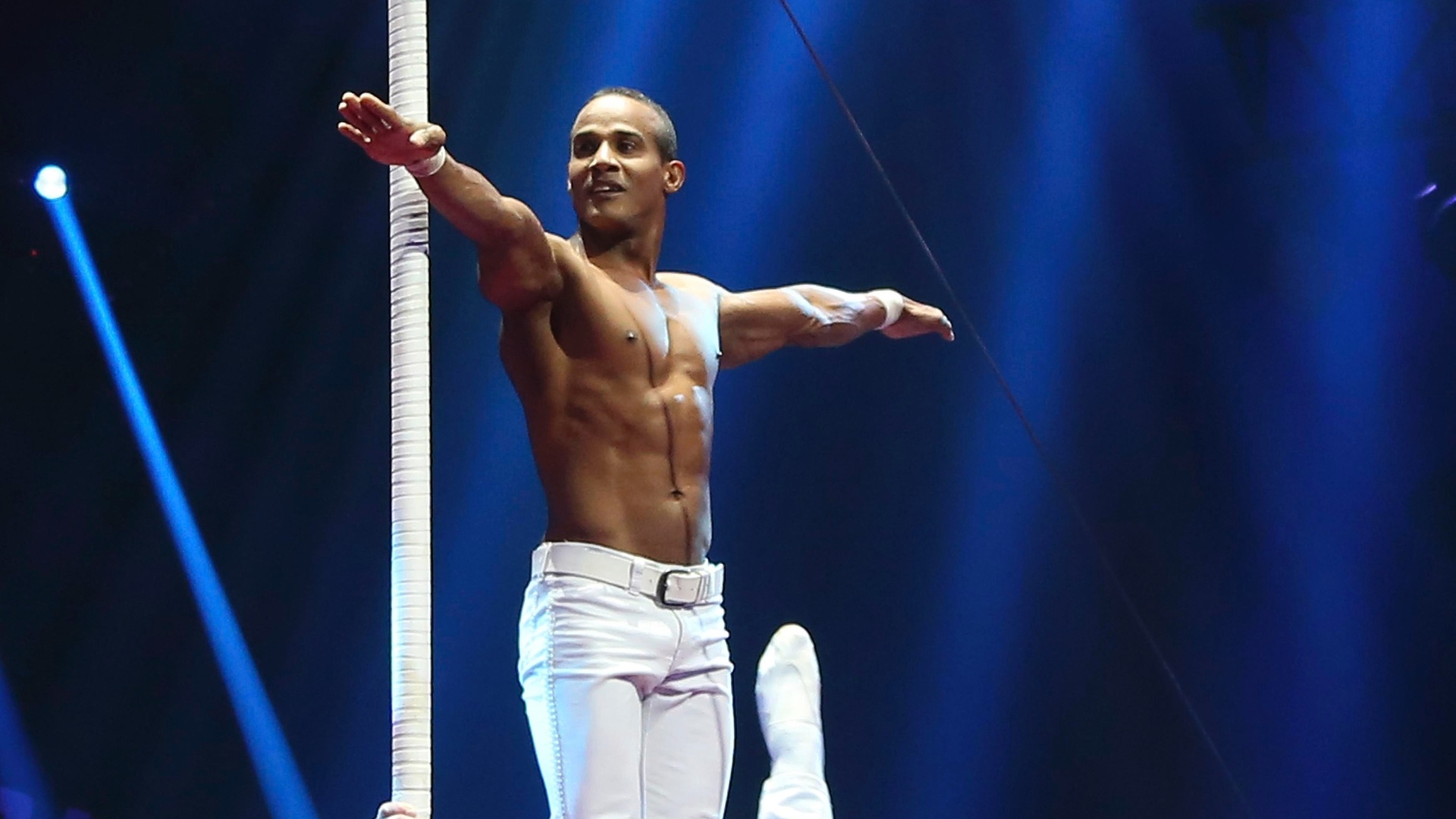 Equilibristas cubanos Loesvel Almeida Gutierrez e Diosmani Aguero Leon se apresentam na abertura do 37º Festival de Circo de Monte Carlo, em Mônaco - SEBASTIEN NOGIER /  AFP PHOTO POOL 