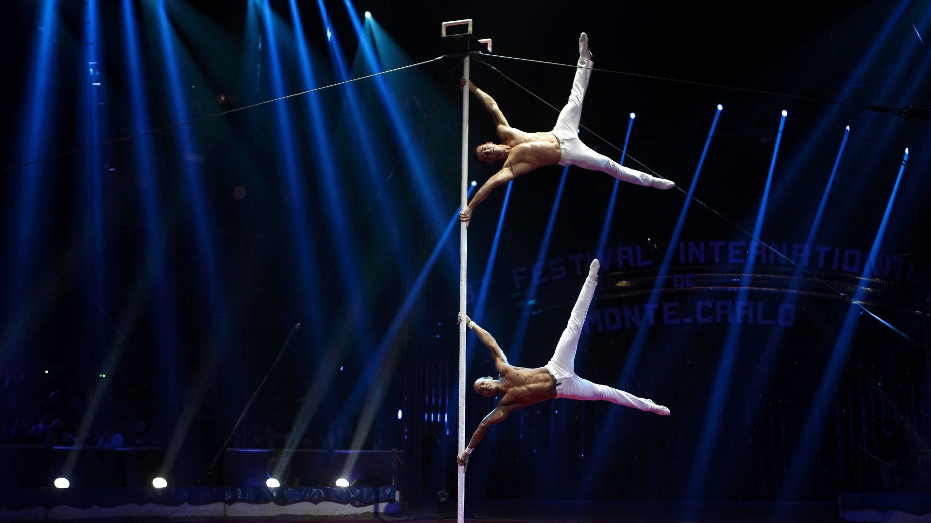 Equilibristas cubanos Loesvel Almeida Gutierrez e Diosmani Aguero Leon se apresentam na abertura do 37º Festival de Circo de Monte Carlo, em Mônaco - REUTERS/Lionel Cironneau/Pool 
