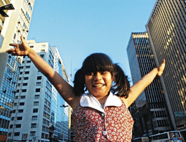 Eunice Baía na Avenida Paulista aos 8 anos de idade. Hoje, com 22 anos, Eunice conta que ficou assustada ao chegar à capital paulista. "Não tinha árvore e nem galinha na rua"