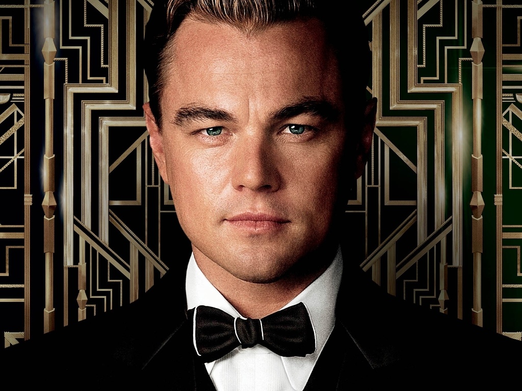 O astro Leonardo DiCaprio interpreta Jay Gatsby, um milionário movido a festas de arromba em Long Island, que surge no meio da trajetória de Nick Carraway, personagem interpretado por Tobey Maguire. - Divulgação / Warner