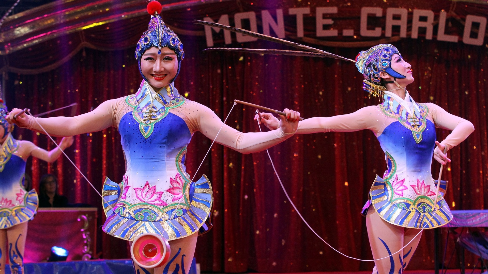O grupo The Diabolos, da Beijin Acrobatic Troupe se apresentam na abertura do 37º Festival Internacional de Circo, em Mônaco - REUTERS/Sebastien Nogier/Pool