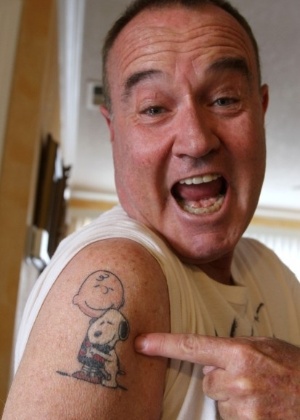 Peter Robbins, dublador do personagem Charlie Brown, tatuado em seu braço