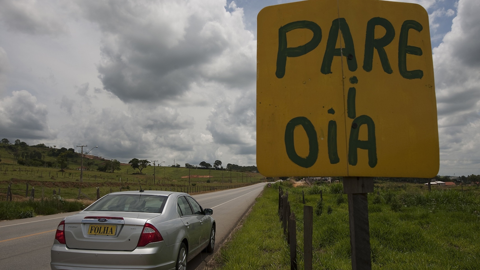 Placa de barraca de frutas em trecho da rodovia MG-347, próximo de Santa Rita do Sapucaí (MG) - Ayrton Vignola/Folhapress