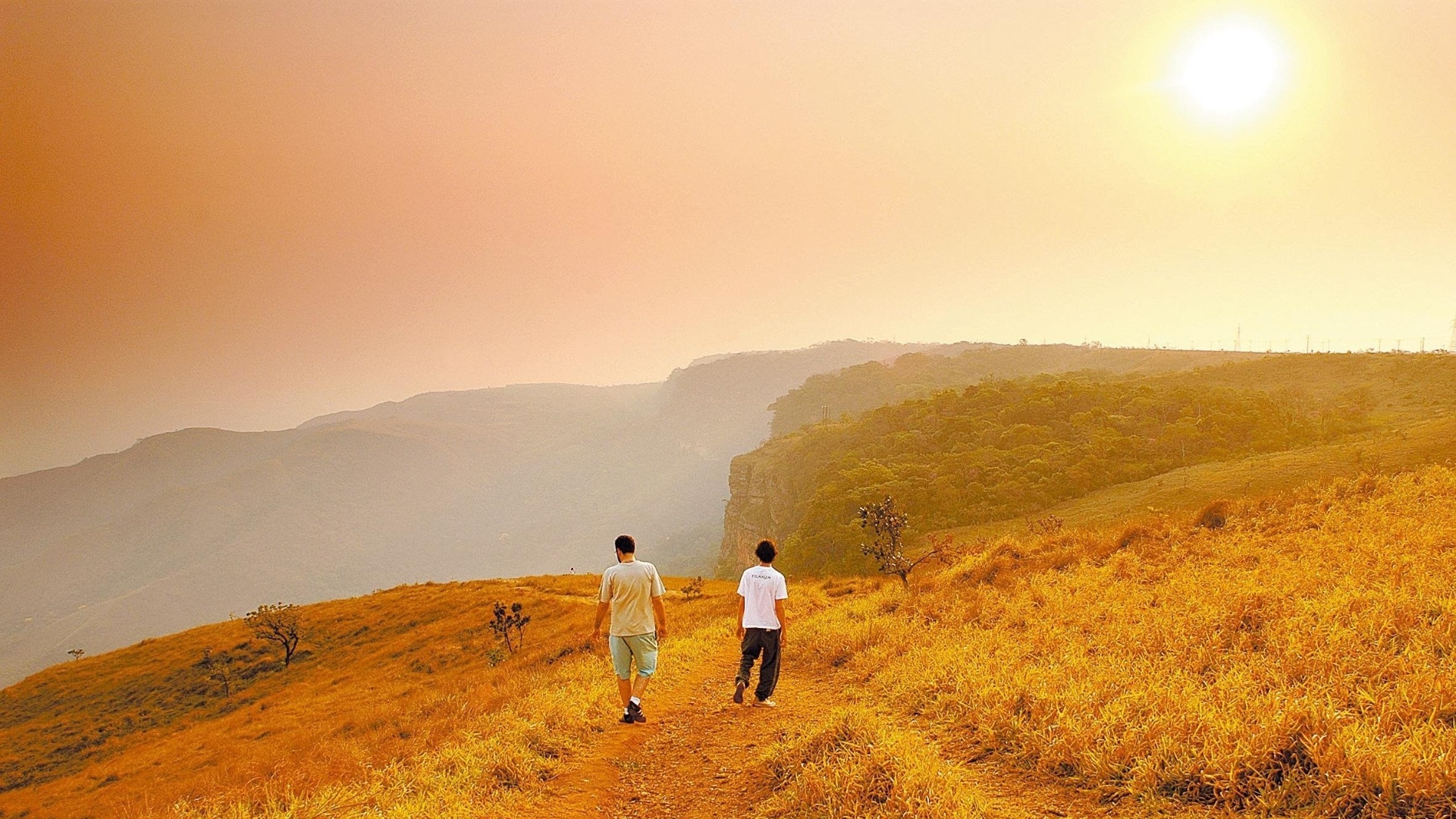 Visitantes em uma trilha do mirante do Centro Geodésico, na Chapada dos Guimarães (MT) - Pedro Carrilho/Folhapress