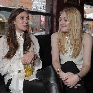 Dakota Fanning e Elizabeth Olsen durante a divulgação de "Very Good Girls" no Festival de Sundance - Getty Images