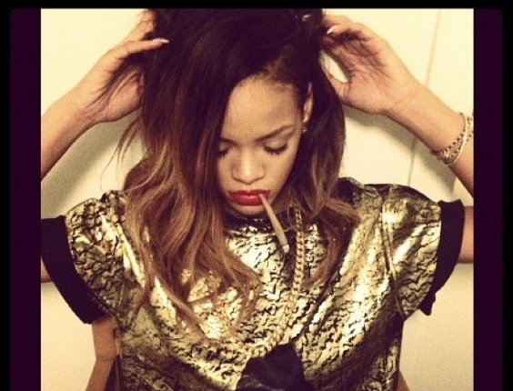 24.jan.2013 - A cantora Rihanna postou no seu Instagram uma foto onde fuma um cigarro "suspeito"
