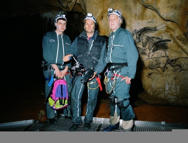 24.jan.2013 - Cena do filme "Caverna dos Sonhos Esquecidos", de Werner Herzog. O documentário tenta desvendar mistérios da humanidade ao mostrar uma excursão a uma caverna na França descoberta em 1994. O local se manteve preservado durante 20 mil anos e guarda pinturas rupestres, investigadas por uma equipe de arqueólogos acompanhada pelo cineasta. - Divulgação / Zeta Filmes