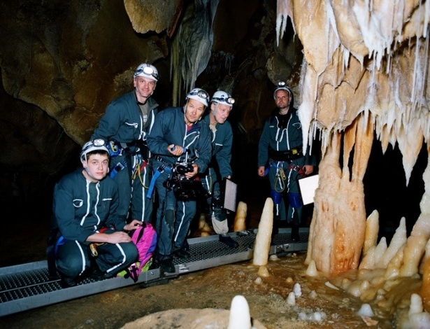 24.jan.2013 - Cena do filme "Caverna dos Sonhos Esquecidos", de Werner Herzog. O documentário tenta desvendar mistérios da humanidade ao mostrar uma excursão a uma caverna na França descoberta em 1994. O local se manteve preservado durante 20 mil anos e guarda pinturas rupestres, investigadas por uma equipe de arqueólogos acompanhada pelo cineasta. - Divulgação / Zeta Filmes