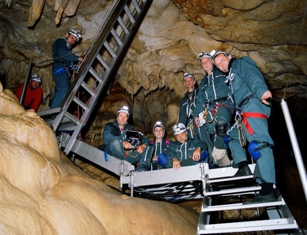 24.jan.2013 - Cena do filme "Caverna dos Sonhos Esquecidos", de Werner Herzog. O documentário tenta desvendar mistérios da humanidade ao mostrar uma excursão a uma caverna na França descoberta em 1994. O local se manteve preservado durante 20 mil anos e guarda pinturas rupestres, investigadas por uma equipe de arqueólogos acompanhada pelo cineasta. - Divulgação / Zeta Filmes