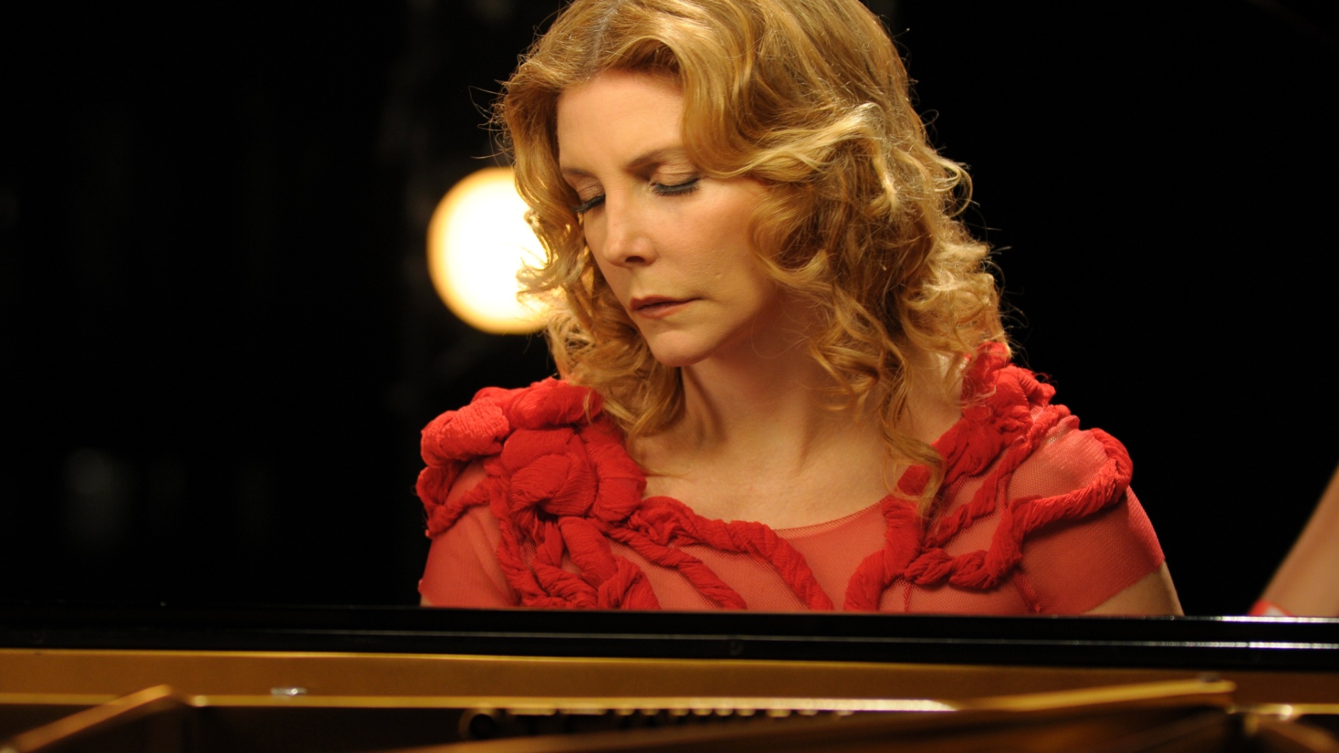 24.jan.2013 - Cena do filme "País do Desejo", de Paulo Caldas, com atuações de Fábio Assunção e Maria Padilha. A trama mostra a pianista Roberta, uma mulher afetada por uma doença crônica que tem a vida mudada ao conhecer o padre José - Divulgação / California Filmes