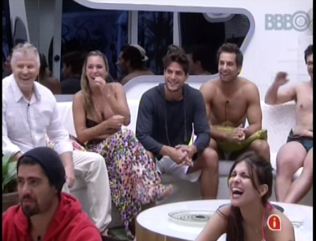 24.jan.2013 - Miguel Falabella assistiu junto com os brothers o trailer do humorístico "Pé na Cova", que estreia hoje a noite na Globo