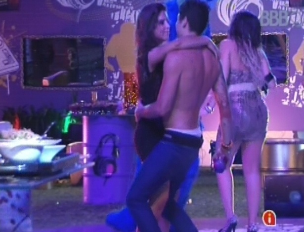 24.jan.2013 - Nasser e Andressa dançam juntinhos na festa Charm
