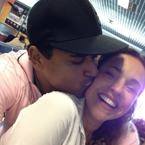 24.Jan.2013 - Xanddy encontra Daniela Mercury em um voo e publica foto no Instagram beijando a cantora