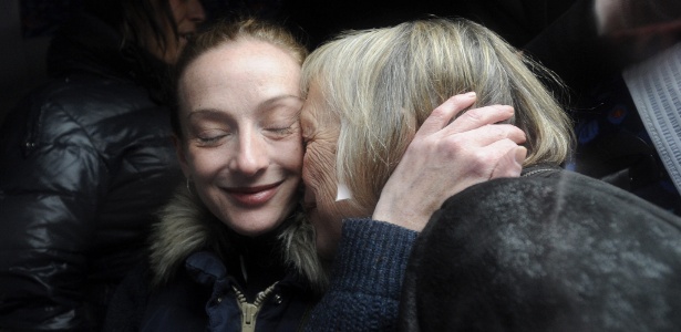 A francesa Florence Cassez abraça a mãe, Charlotte Cassez, após chegar a Paris - Yoan Valat/Efe
