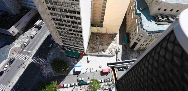 Área do desabamento dos prédios na avenida Treze de Maio, no Rio de Janeiro, que completa um ano nesta sexta-feira (25). No dia 25 de janeiro de 2012, três prédios do bairro Cinelândia, no centro da cidade, desabaram por volta das 20h30: um na avenida Treze de Maio, o edifício Liberdade, que tinha 20 andares; um menor, no número 16 da rua Manoel de Carvalho, com 10 andares, chamado Colombo; e um imóvel pequeno, localizado entre os dois edifícios maiores, com quatro andares - Marco Antonio Cavalcanti/UOL