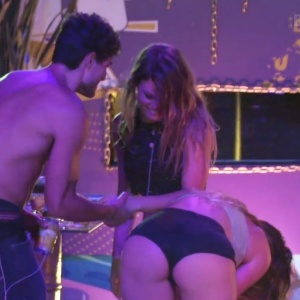 Anamara beija bumbum de Natália