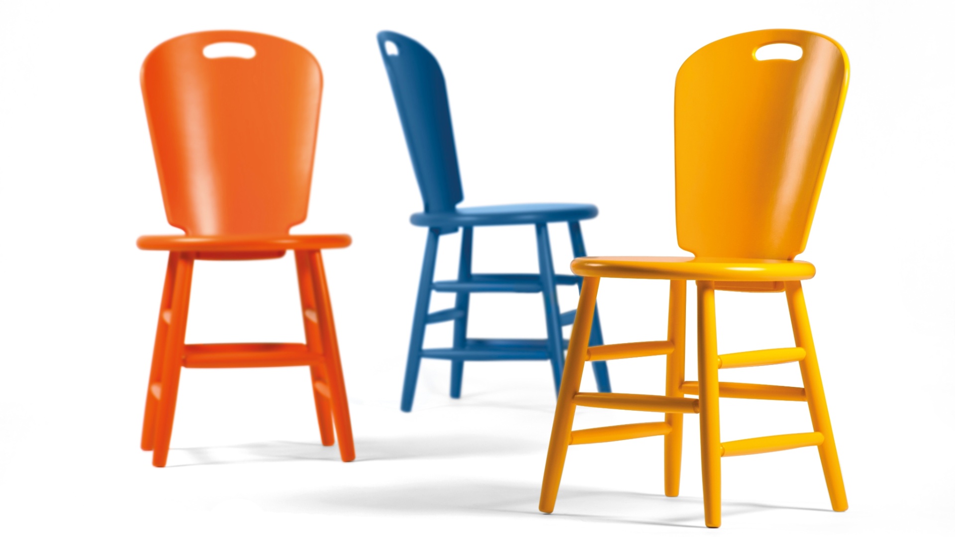 A cadeira São Paulo, criada por Carlos Motta em 1982, foi concebida como um móvel utilitário e programada para a produção em série. Premiada, a peça ganhou destaque na exposição Ícones do Design França-Brasil, realizada no Museu da Casa Brasileira (2009), em São Paulo. Medindo 49 cm x 43 cm x 86 cm, o móvel é produzido pela Butzke (www.butzke.com.br) em madeira de eucalipto certificada com acabamento em laca - Divulgação