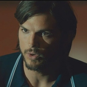 Ashton Kutcher como Steve Jobs na cinebiografia "jOBS"  - Reprodução