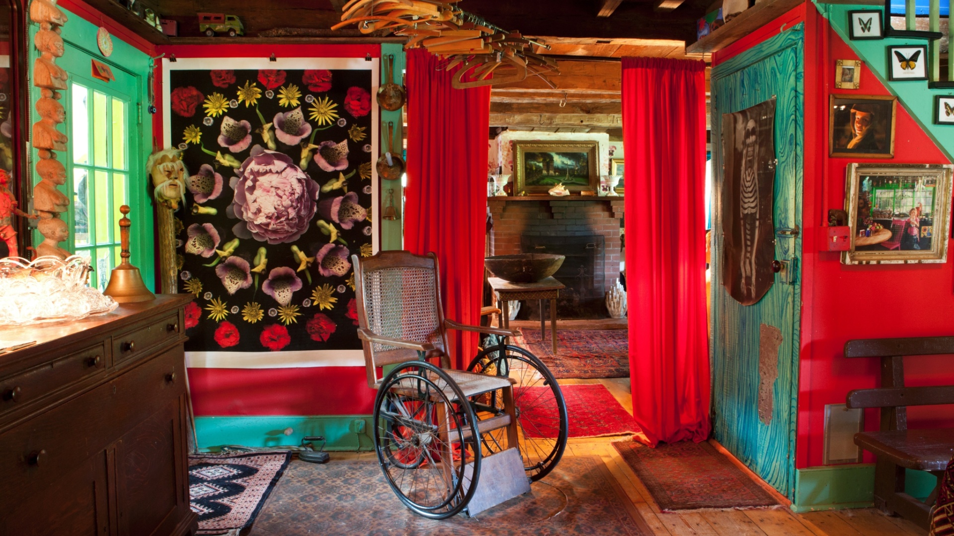 Detalhe da sala de estar do casal de artistas Jared Handelsman e Portia Munson, em Catskill (EUA). A casa de fazenda com cerca de 300 anos tem estrutura de madeira e funciona como uma espécie de instalação artística (Imagem do NYT, usar apenas no respectivo material) - Tony Cenicola/ The New York Times