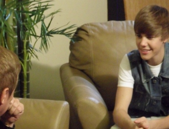 jan.2013 - Gugu Liberato divulga no foto dos bastidores de uma entrevista com Justin Bieber
