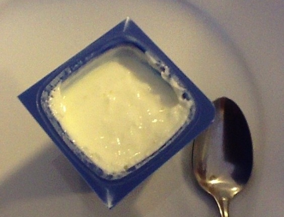 jan.2013 - Gugu Liberato publica foto do iogurte que está tomando