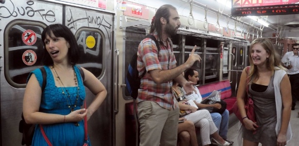 Jeremías di Rosa, Giselle Deguisa (à dir.) e Silvia Levy (à esq) do grupo de teatro Atores no Subte, fazem uma esquete cômica no metrô de Buenos Aires - EFE/Javier Brusco