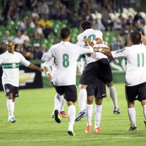 Jogadores comemoram um dos gols do Coritiba na goleada por 4 a 1 sobre o Paranavaí - site oficial do Coritiba