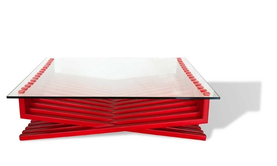 A mesa de centro Estaiada, desenvolvida pelo Studio Clami, teve como ponto de partida a estrutura da ponte paulistana que se tornou cartão postal da cidade. Composta por uma base de aço carbono e um tampo de vidro, a peça com 130 cm x 80 cm x 29 cm custa R$ 8.823 e está à venda na Clami (www.clami.com.br) - Divulgação