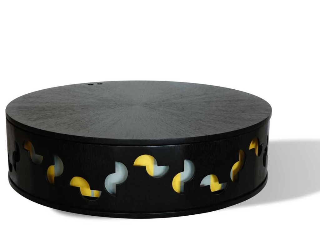 A designer Maria José Canedo desenvolveu a mesa de centro São Paulo com grafismos e recortes baseados na forma do mapa do Estado de São Paulo. Com base e tampo em lâmina de madeira e acabamento em laca, a peça (110 cm x 37 cm) pode ser comprada na Clami (www.clami.com.br) por R$ 3.698 - Divulgação