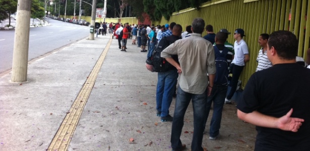 Torcedores enfrentam fila longa no Ibirapuera para adquirir ingresso para final - Bruno Freitas/UOL Esporte