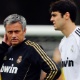 13.jul.2011 - Técnico José Mourinho conversa com o meio-campista brasileiro Kaká durante treino do Real Madrid - Kevork Djansezian/Getty Images/AFP