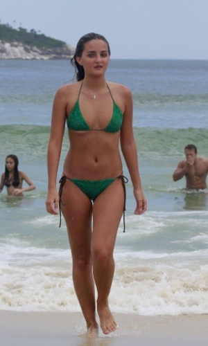 25.jan2012 - Catarina Migliorini, a jovem de Santa Catarina que leiloou a virgindade, curtiu praia na Barra da Tijuca, zona oeste do Rio. A jovem posou para a edição de janeiro da "Playboy"