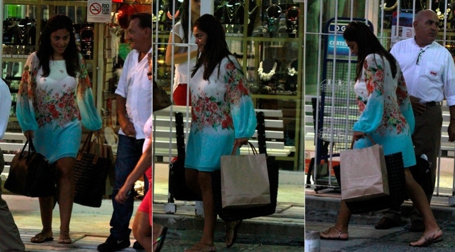 25.jan.2013 - Grávida, Juliana Paes fez compras pelo bairro da Barra da Tijuca, zona oeste do Rio. A atriz já é mãe de Pedro