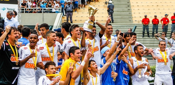 Jogadores do Santos dão a volta olímpica com a taça da Copa SP após baterem o Goiás - Leandro Moraes/UOL