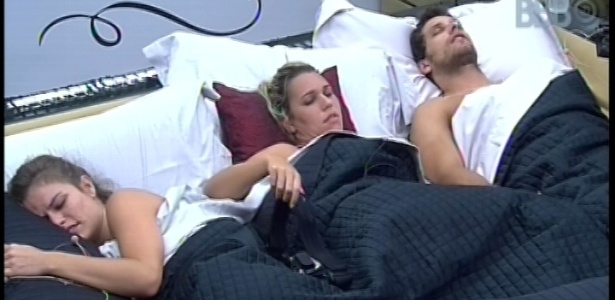 25.jan.2013 - Marien, Eliéser e Natalia dormem juntos na cama do líder
