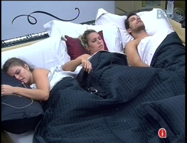 25.jan.2013 - Marien, Eliéser e Natalia dormem juntos na cama do líder