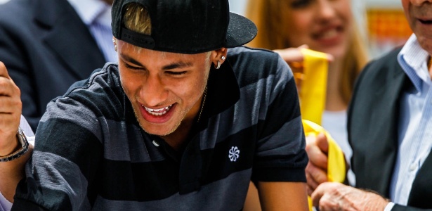 Neymar sorri ao entregar medalhas para os jogadores do Santos campeões da Copa SP - Leandro Moraes/UOL