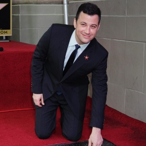 O apresentador Jimmy Kimmel posa ao lado da estrela que recebeu na Calçada da Fama, em Hollywood