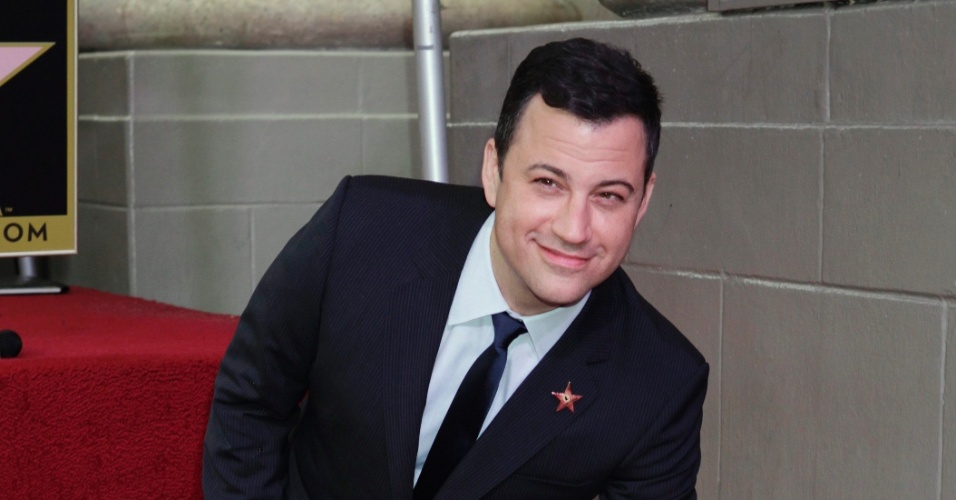 25.Jan.2013 - O apresentador Jimmy Kimmel posa ao lado da estrela que recebeu na Calçada da Fama, em Hollywood